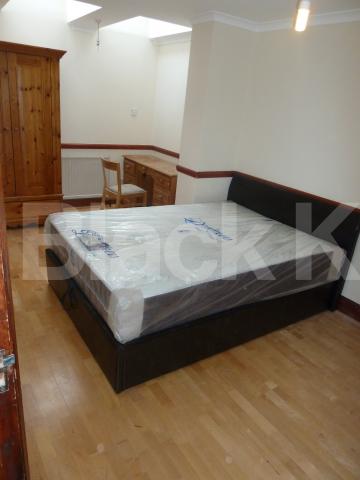 			NEW INSTRUCTION!!!!, 4 Bedroom, 1 bath, 1 reception House			 Penton Street, ANGEL-ISLINGTON