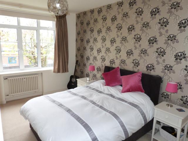 			Beautiful communal garden, 2 Bedroom, 1 bath, 1 reception Flat			 Willesden Lane, KILBURN