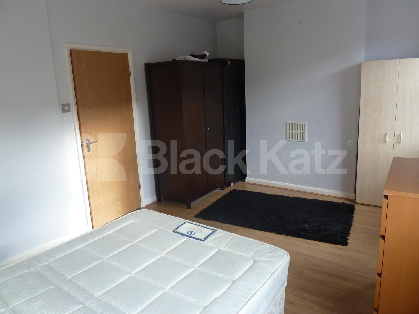 			Only 1 calender months deposit instead of 6 weeks, saving £642!, 2 Bedroom, 1 bath, 1 reception Flat			 Chapel Market, ANGEL