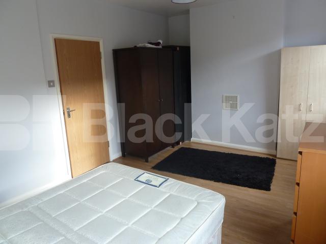 			Only 1 calender months deposit instead of 6 weeks, saving £642!, 2 Bedroom, 1 bath, 1 reception Flat			 Chapel Market, ANGEL