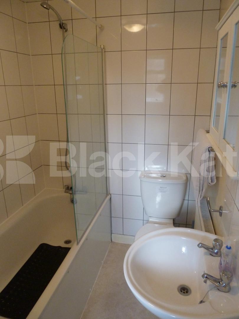 			Only 1 calender months deposit instead of 6 weeks, saving £642!, 2 Bedroom, 1 bath, 1 reception Flat			 Chapel Market, ANGEL