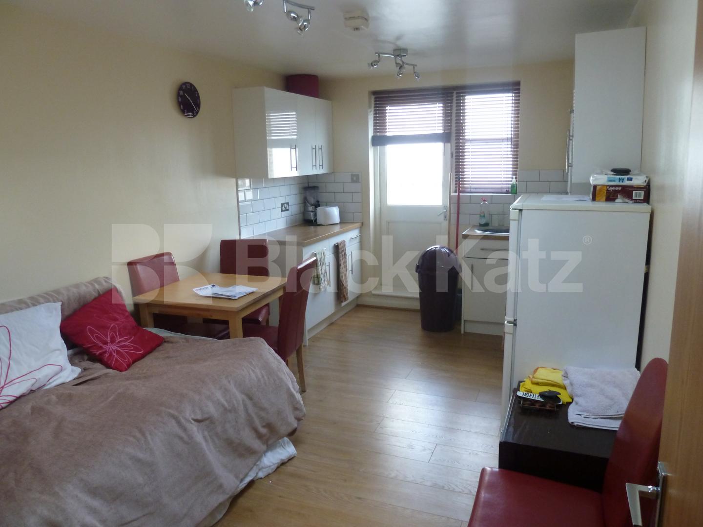 			Only 1 calender months deposit instead of 6 weeks, saving £642!, 2 Bedroom, 1 bath, 1 reception Flat			 Chapel Market, ANGEL