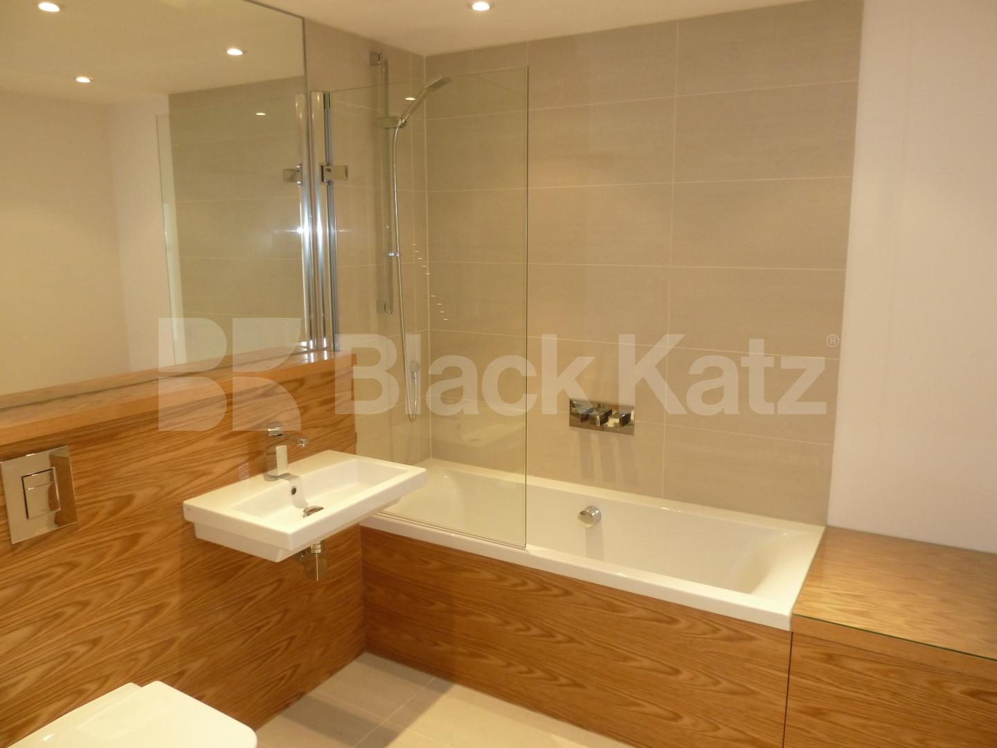 			NEW INSTRUCTION!, 2 Bedroom, 1 bath, 1 reception Flat			 Holloway Road, HOLLOWAY