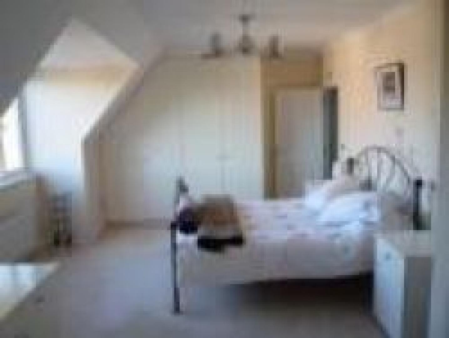 			STUNNING PENTHOUSE, 3 Bedroom, 1 bath, 1 reception Flat			 Hoptree Close, WOODSIDE PARK