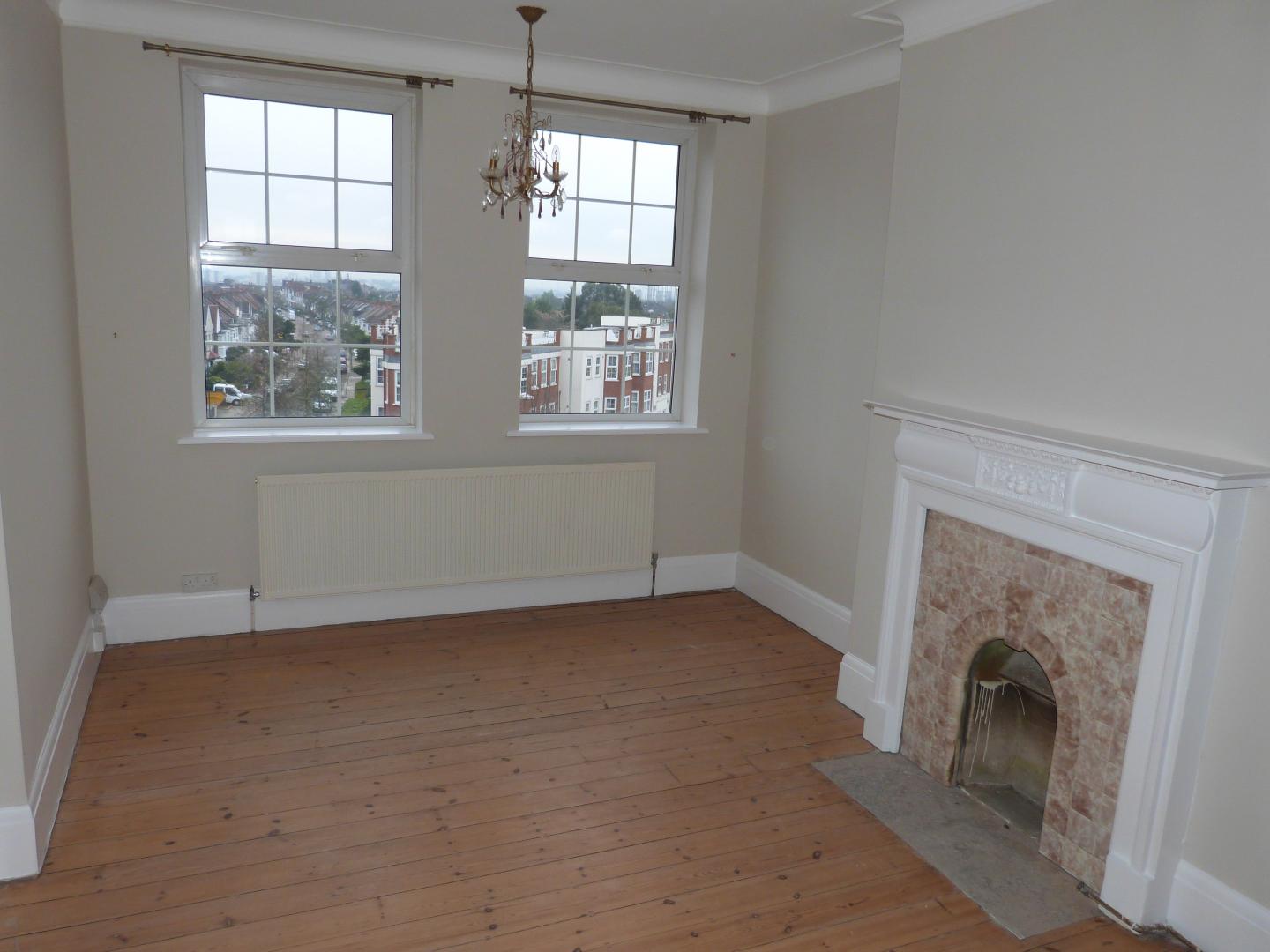 			PERIOD CHARM!, 4 Bedroom, 1 bath, 1 reception Flat			 Sidmouth Road, WILLESDEN GREEN/QUEENS PARK