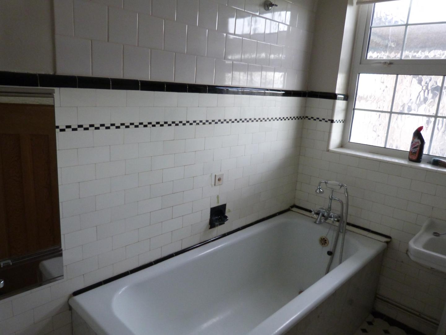 			PERIOD CHARM!, 4 Bedroom, 1 bath, 1 reception Flat			 Sidmouth Road, WILLESDEN GREEN/QUEENS PARK