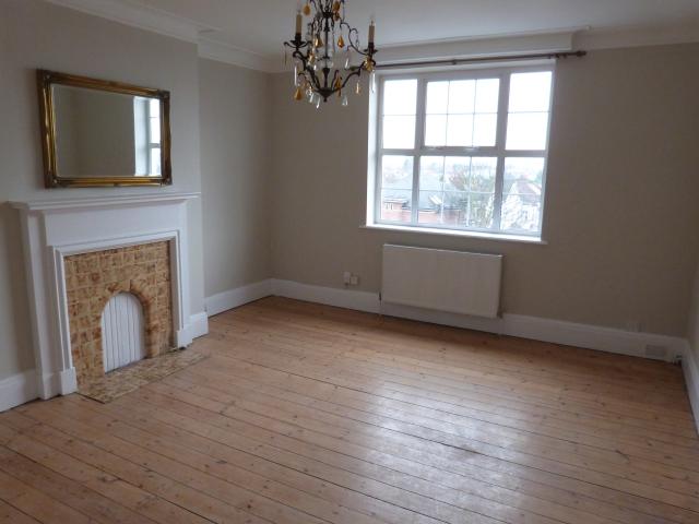 			PERIOD CHARM!, 4 Bedroom, 1 bath, 1 reception Flat			 Sidmouth Road, WILLESDEN GREEN/QUEENS PARK