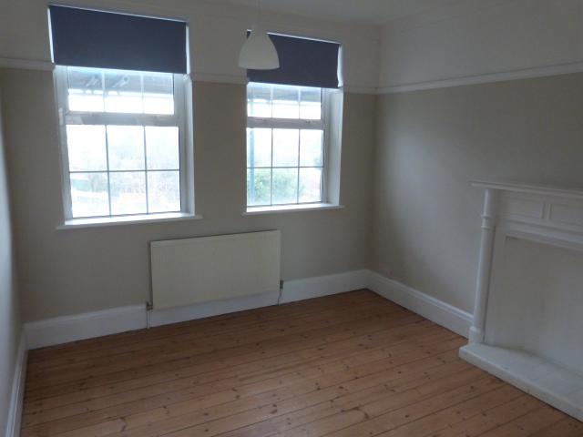 			PERIOD CHARM!, 4 Bedroom, 1 bath, 1 reception Flat			 Sidmouth Road, WILLESDEN GREEN/QUEENS PARK