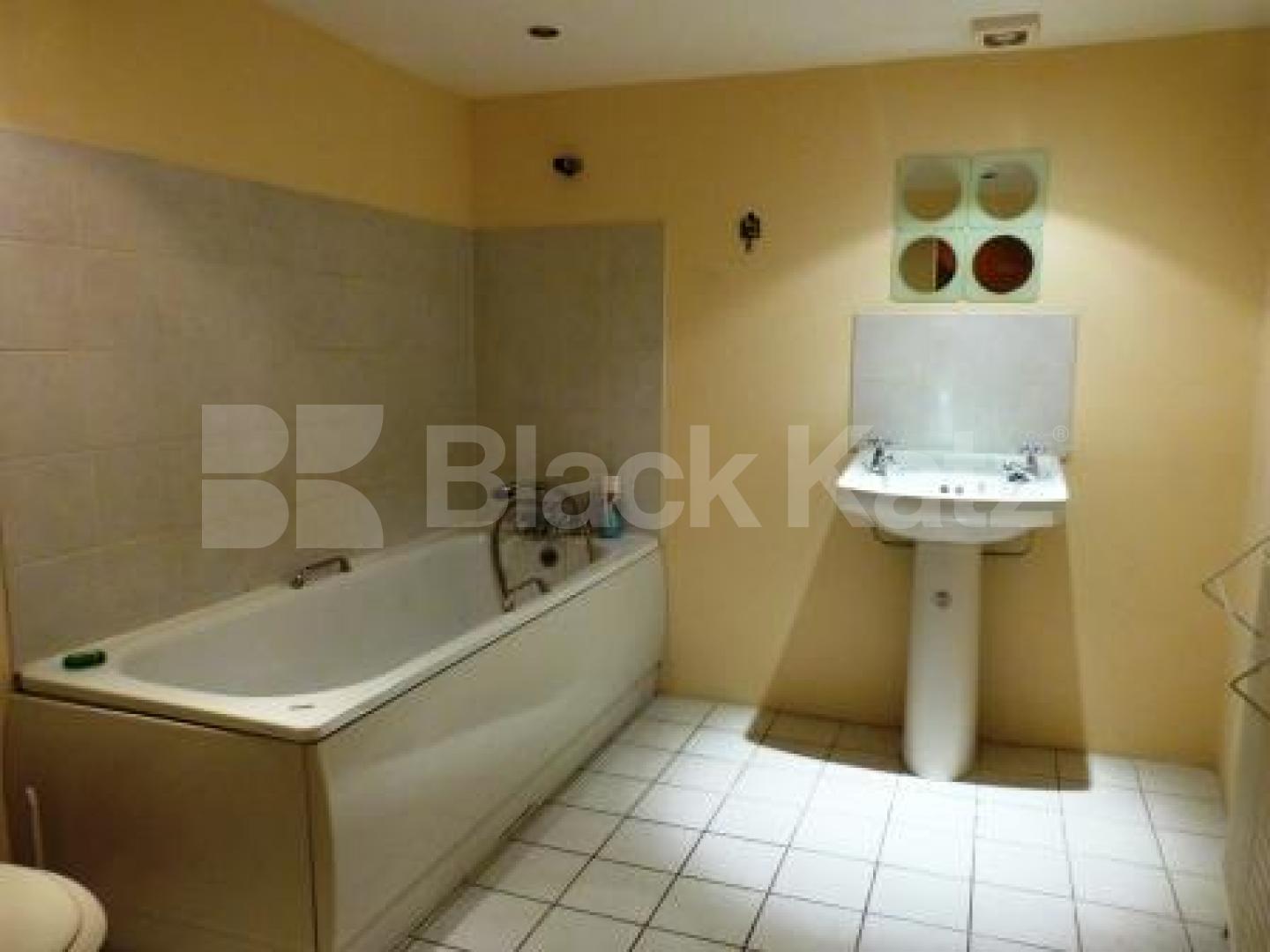 			Inludes all bills, Studio Apartment, 1 bath, 1 reception Ground Floor Flat			 Southwood Avenue, Highgate