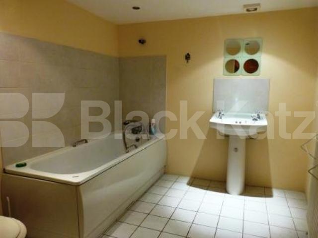 			Inludes all bills, Studio Apartment, 1 bath, 1 reception Ground Floor Flat			 Southwood Avenue, Highgate