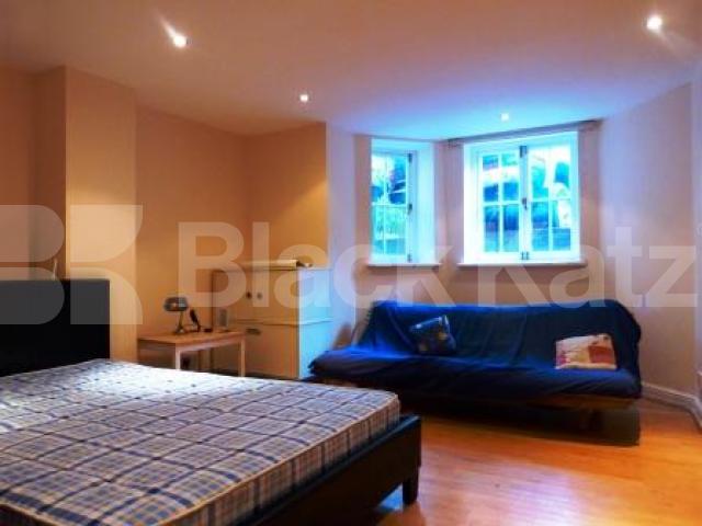 			Inludes all bills, Studio Apartment, 1 bath, 1 reception Ground Floor Flat			 Southwood Avenue, Highgate