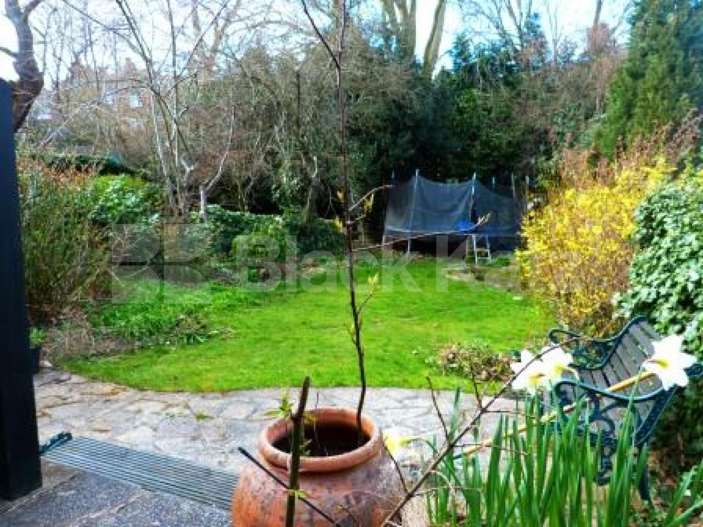 			Inludes all bills, Studio Apartment, 1 bath, 1 reception Ground Floor Flat			 Southwood Avenue, Highgate