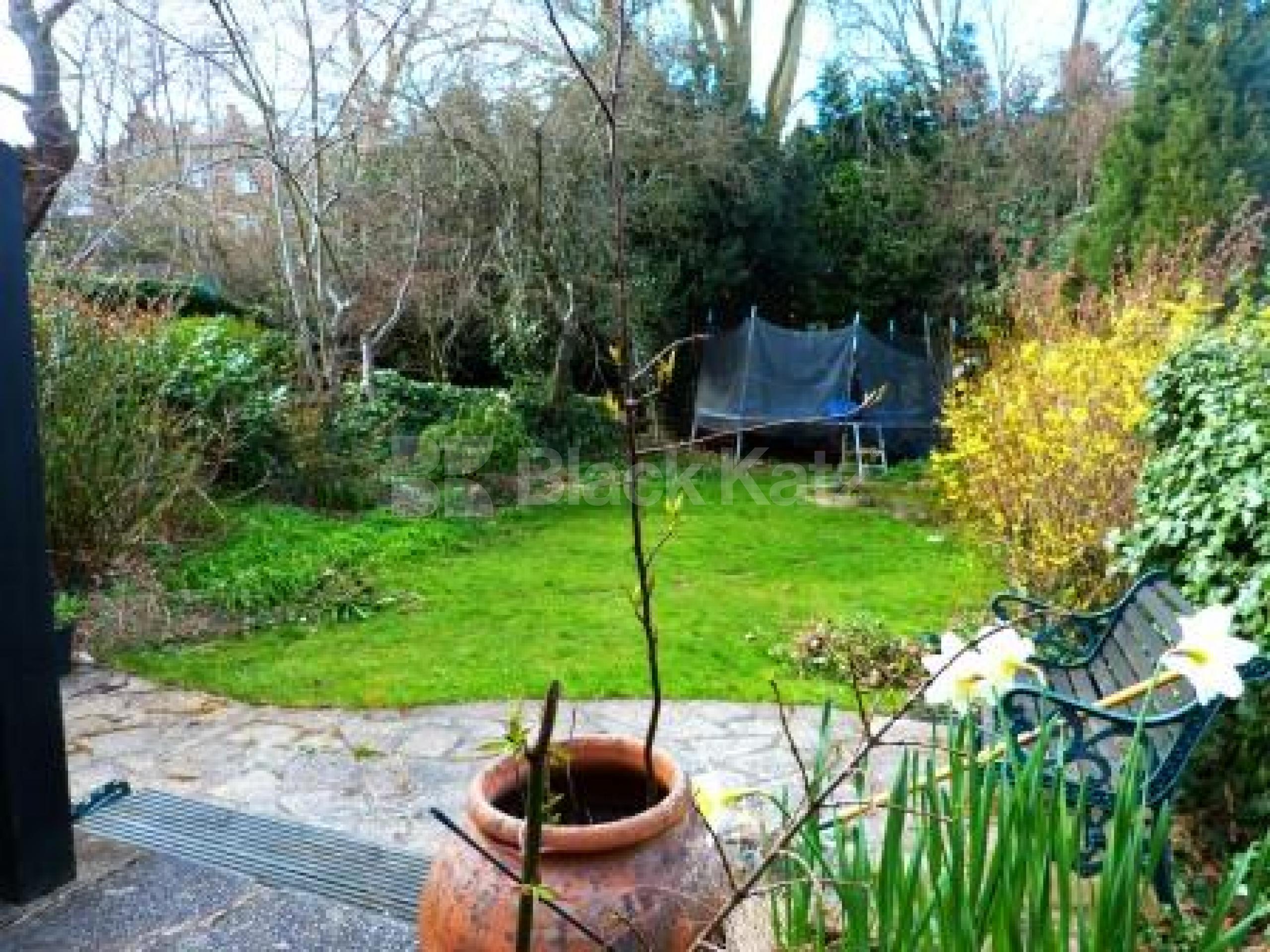 			Inludes all bills, Studio Apartment, 1 bath, 1 reception Ground Floor Flat			 Southwood Avenue, Highgate N6