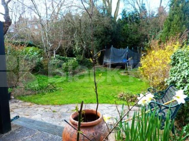 			Inludes all bills, Studio Apartment, 1 bath, 1 reception Ground Floor Flat			 Southwood Avenue, Highgate