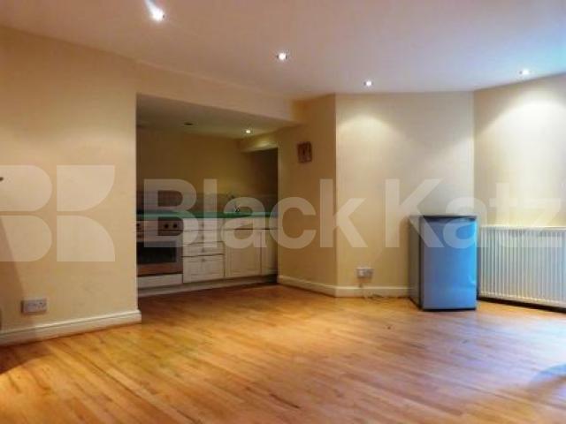 			Inludes all bills, Studio Apartment, 1 bath, 1 reception Ground Floor Flat			 Southwood Avenue, Highgate