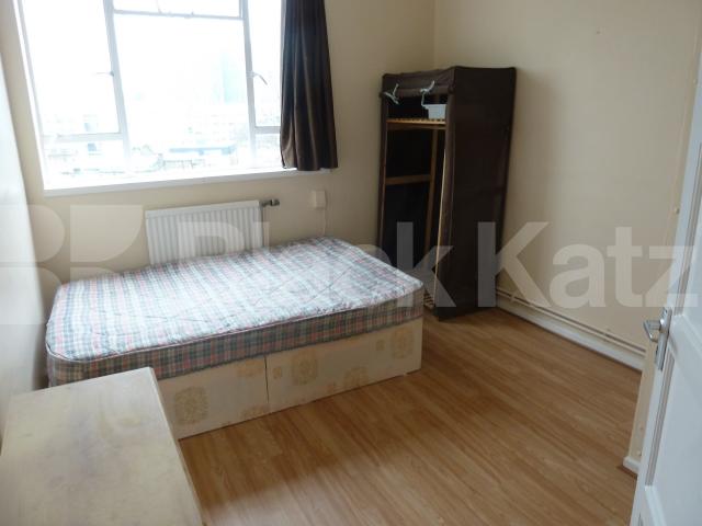 			4 BED GOOD FOR 5 SHARERS! PERFECT FOR STUDENTS, 5 Bedroom, 1 bath, 1 reception Flat			 Cruikshank Street, KING'S CROSS-CLERKENWELL-RUSSELL SQUARE