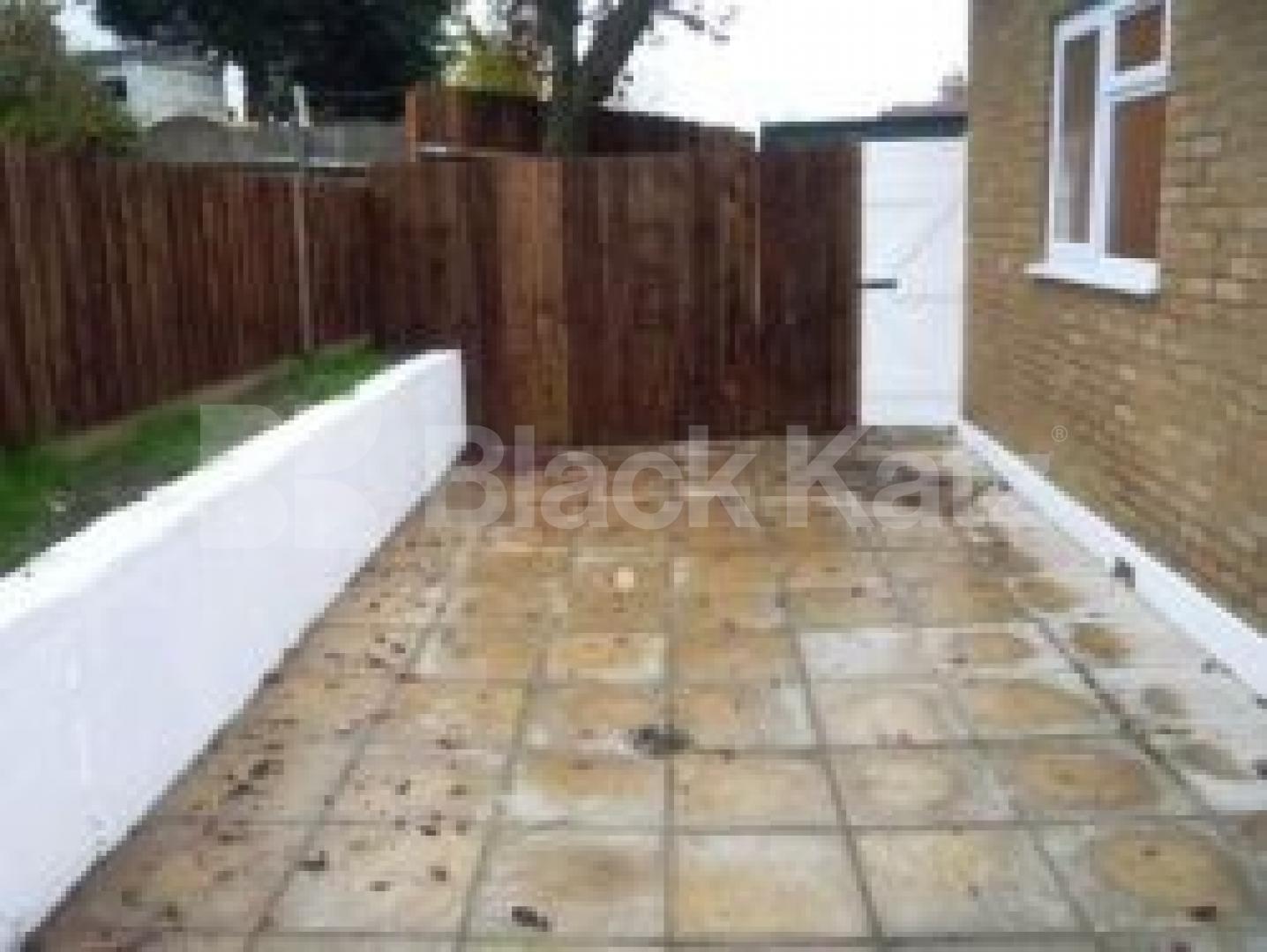 			LET, 2 Bedroom, 1 bath, 1 reception Ground Floor Flat			 Ecclesbourne Road, PALMERS GREEN