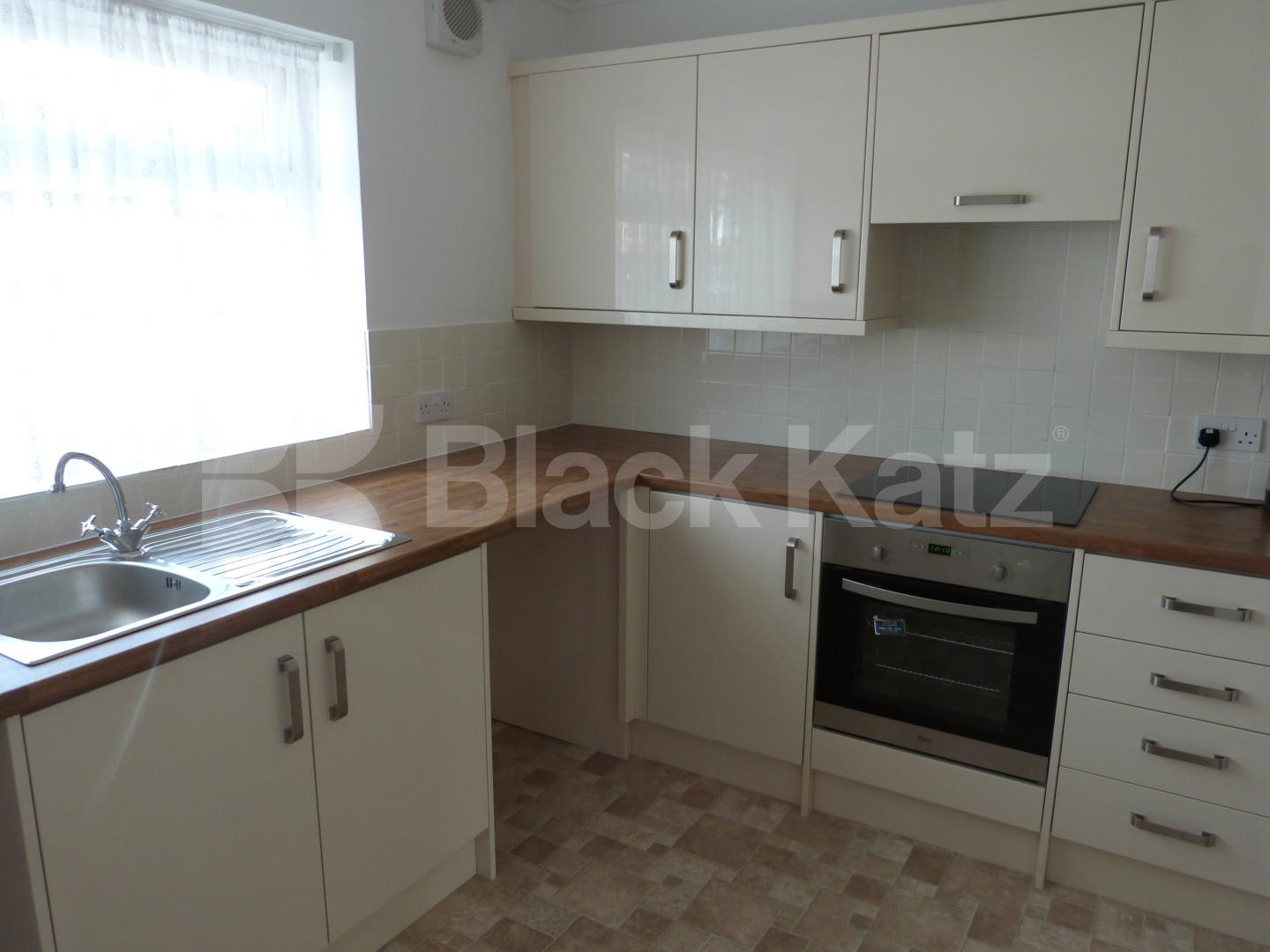 			2 Bedroom, 1 bath, 1 reception Flat			 Windsor Court, Chase Side, Southgate