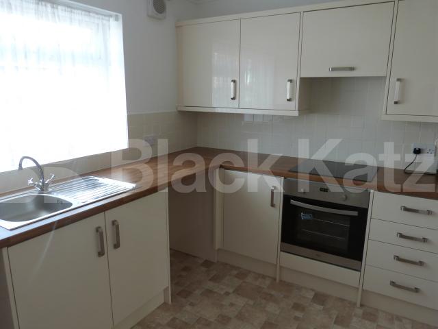 			2 Bedroom, 1 bath, 1 reception Flat			 Windsor Court, Chase Side, Southgate