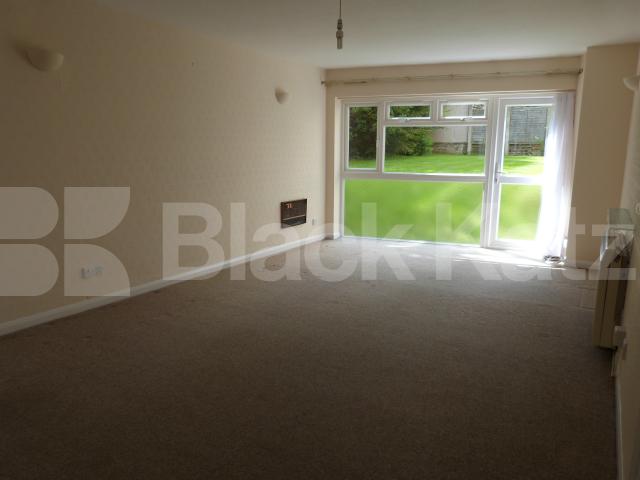 			2 Bedroom, 1 bath, 1 reception Flat			 Windsor Court, Chase Side, Southgate