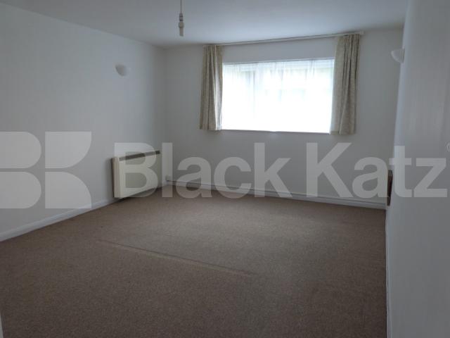 			2 Bedroom, 1 bath, 1 reception Flat			 Windsor Court, Chase Side, Southgate