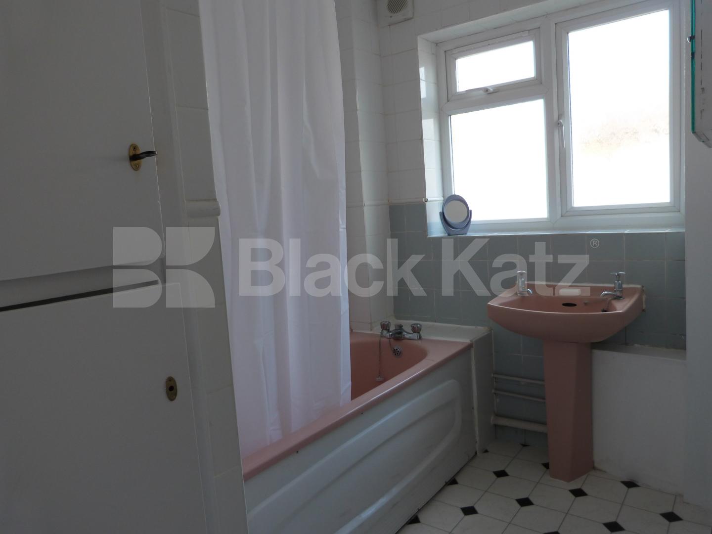 			2 Bedroom, 1 bath, 1 reception Flat			 Windsor Court, Chase Side, Southgate