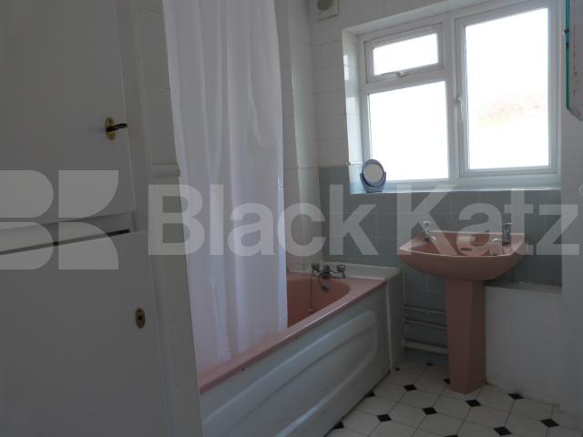 			2 Bedroom, 1 bath, 1 reception Flat			 Windsor Court, Chase Side, Southgate