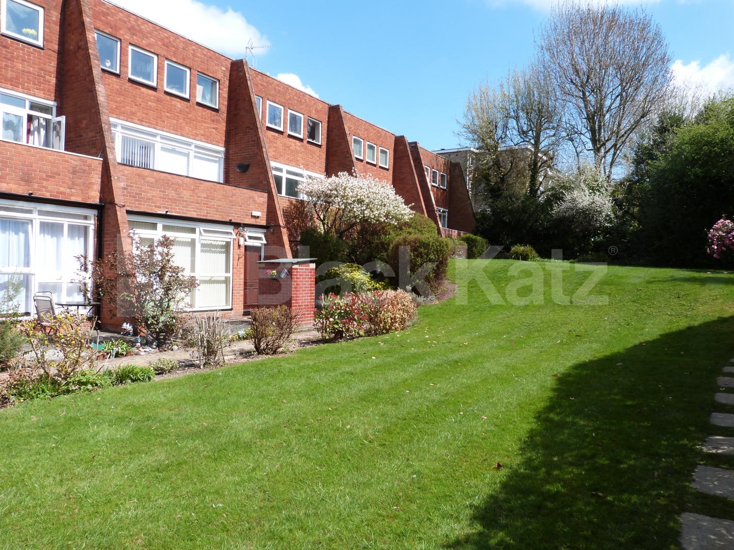 			2 Bedroom, 1 bath, 1 reception Flat			 Forest Court, Holden Avenue, North Finchley/Woodside Park