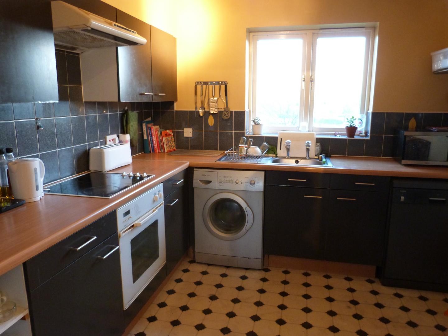 			OFF STREET PARKING, 2 Bedroom, 1 bath, 1 reception Flat			 Campbell Gordon Way, DOLLIS HILL