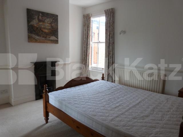 			3 Bedroom, 1 bath, 1 reception Flat			 Farrer Road, CROUCH END