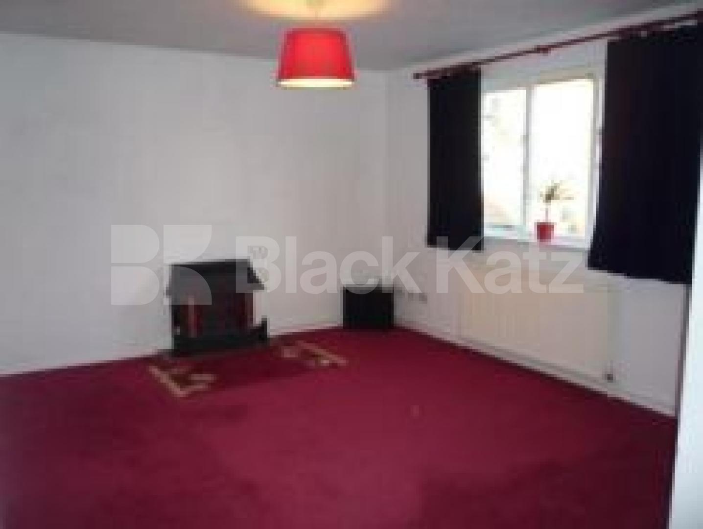 			2 Bedroom, 1 bath, 1 reception Flat			 Laburnum close, N11