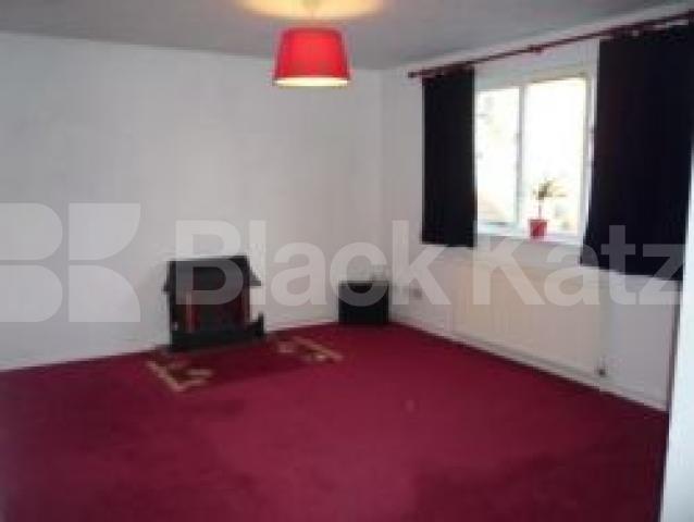 			2 Bedroom, 1 bath, 1 reception Flat			 Laburnum close, N11