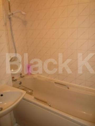 			2 Bedroom, 1 bath, 1 reception Flat			 Laburnum close, N11