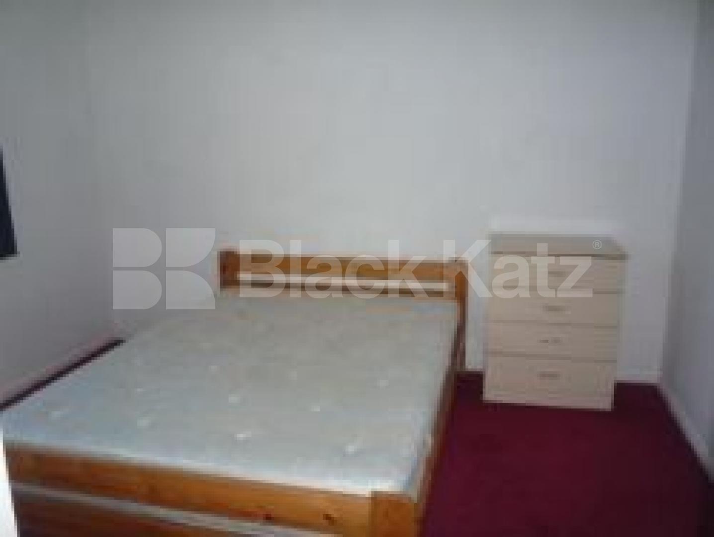 			2 Bedroom, 1 bath, 1 reception Flat			 Laburnum close, N11