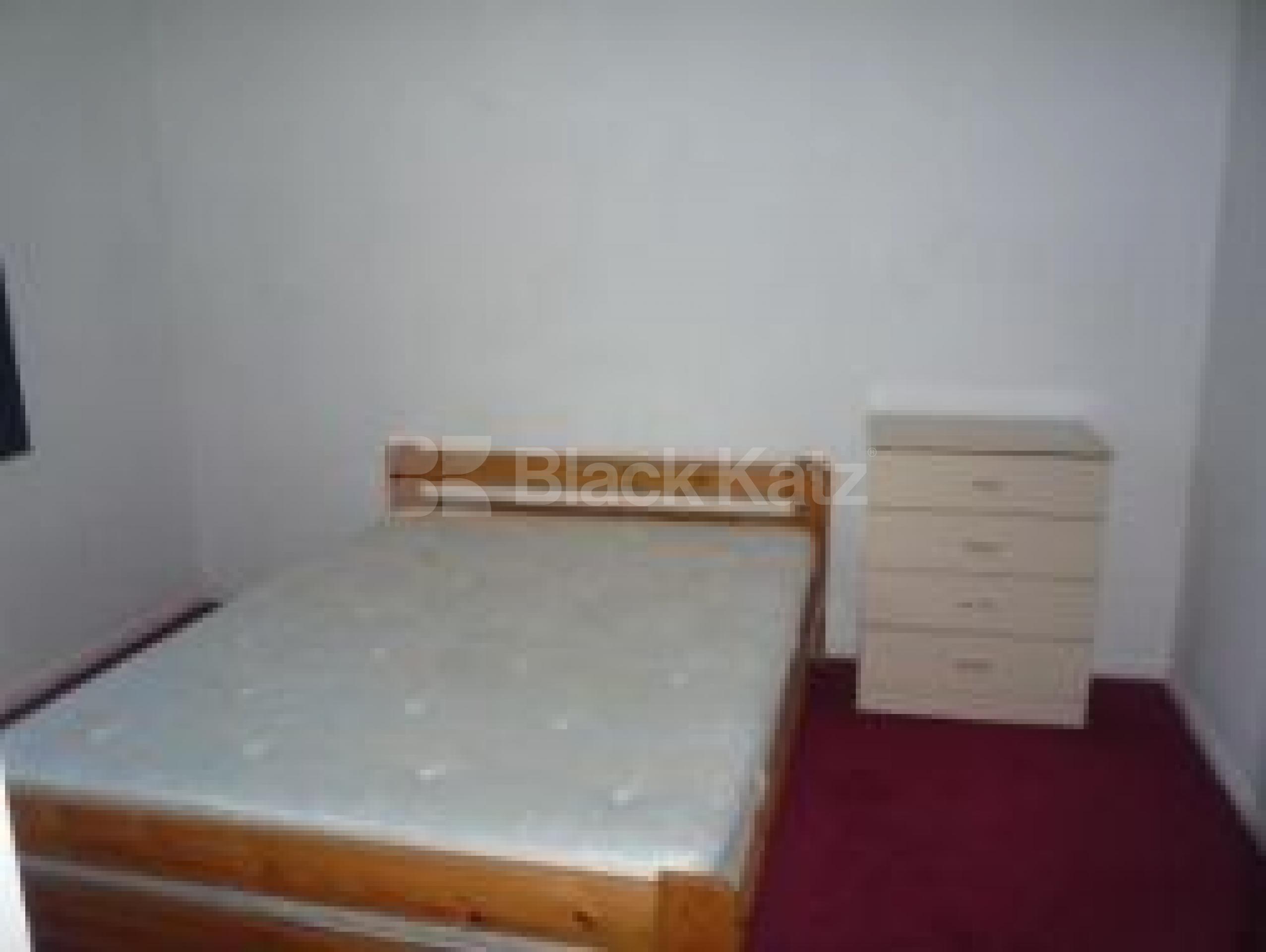 			2 Bedroom, 1 bath, 1 reception Flat			 Laburnum close, N11 N11