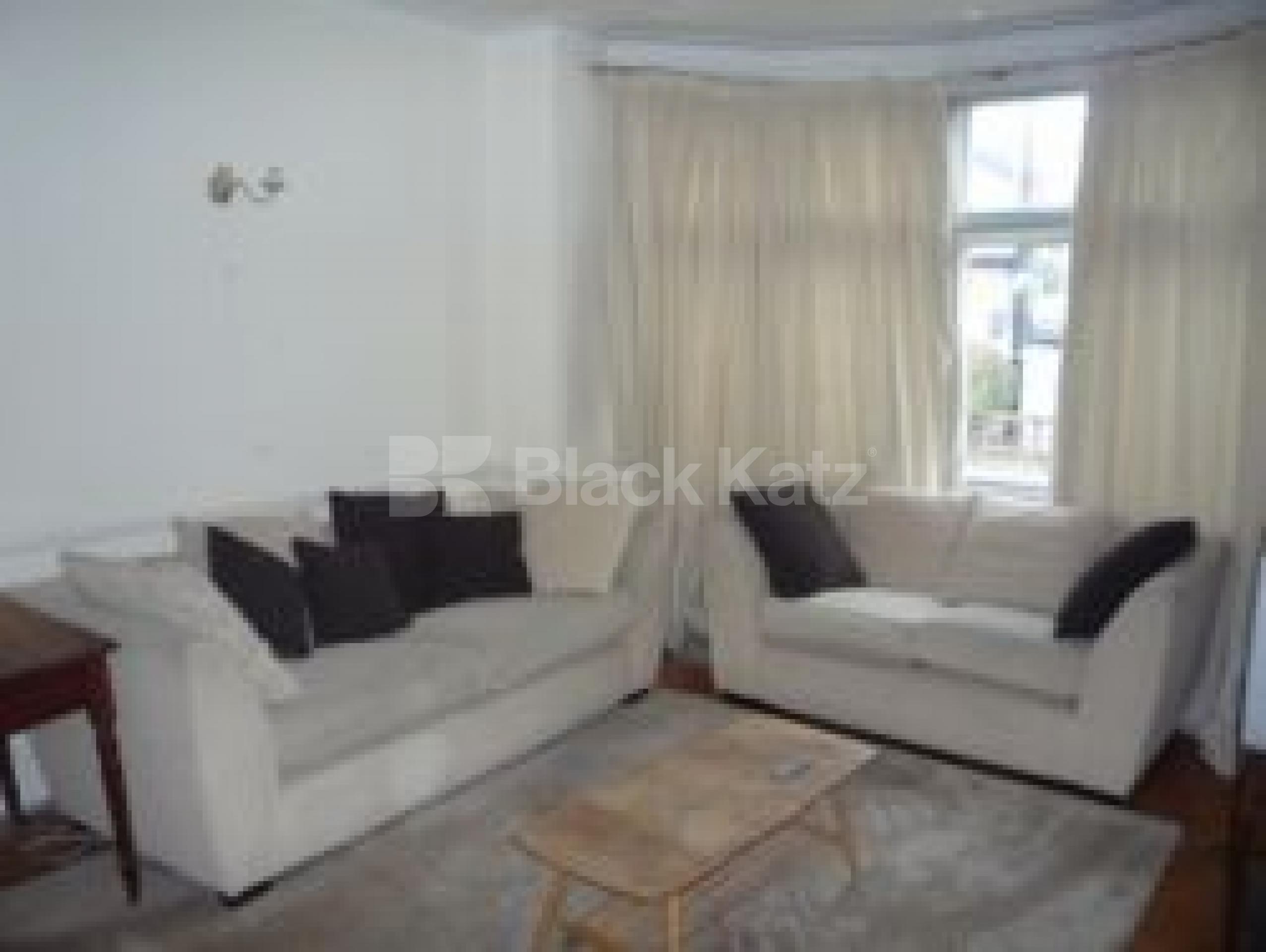 			LET!, 4 Bedroom, 1 bath, 1 reception House			 Middle Lane, CROUCH END N8