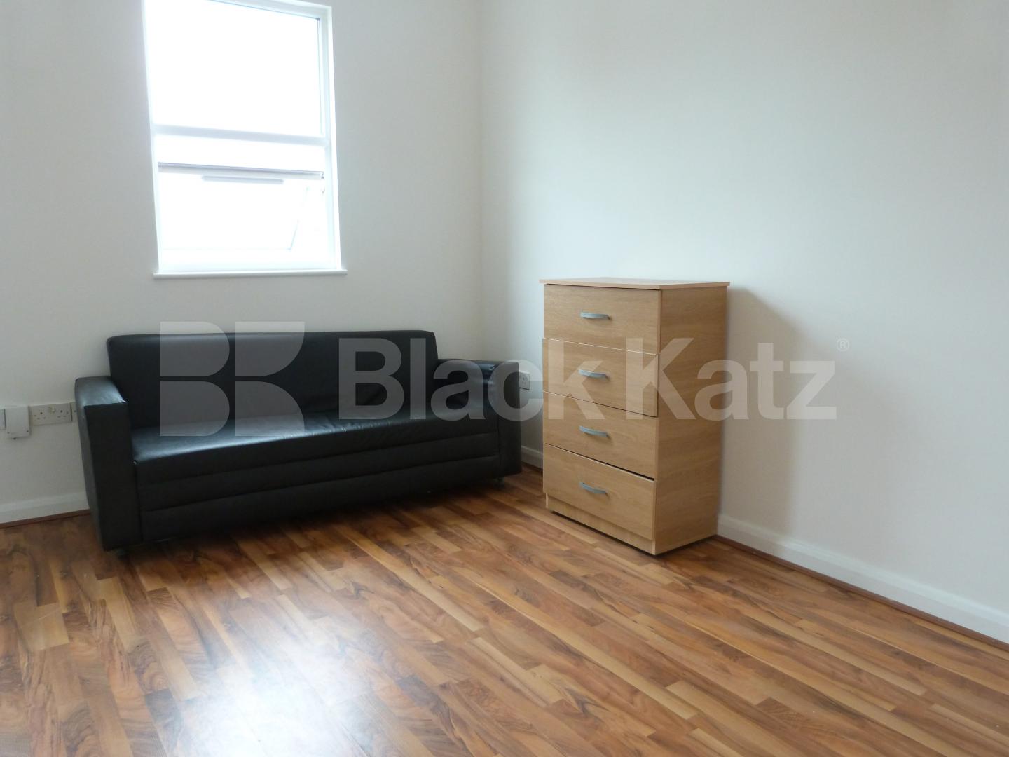 			2 Bedroom, 1 bath, 1 reception Flat			 Park Road, Manor House