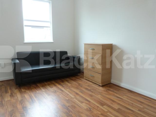 			2 Bedroom, 1 bath, 1 reception Flat			 Park Road, Manor House