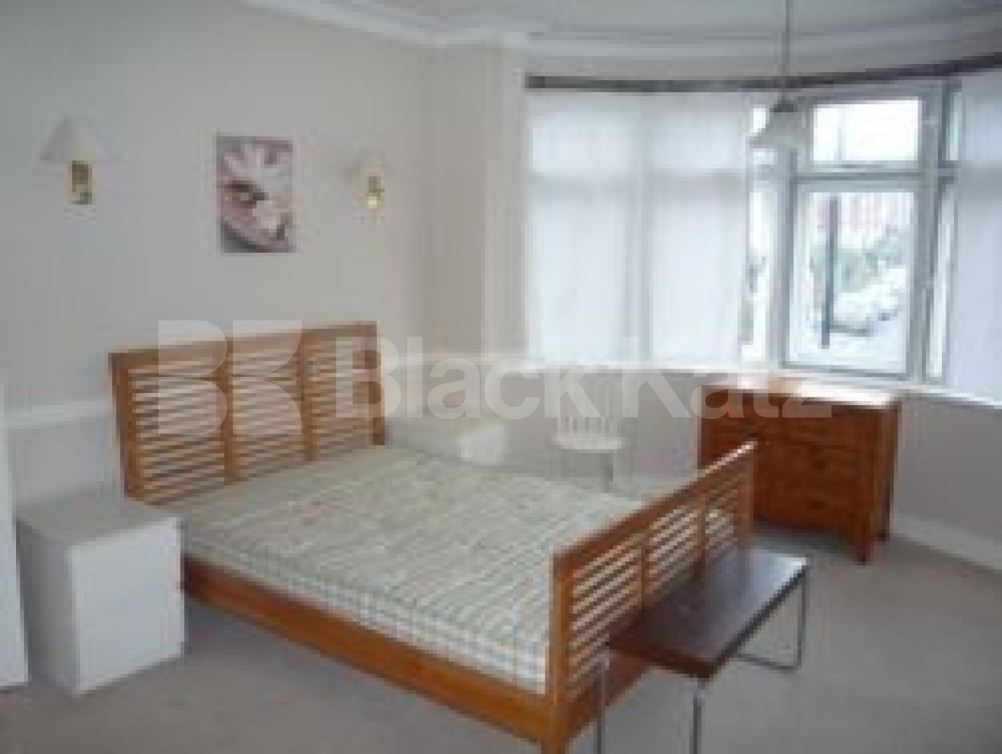 			LET!, 4 Bedroom, 1 bath, 1 reception House			 Middle Lane, CROUCH END