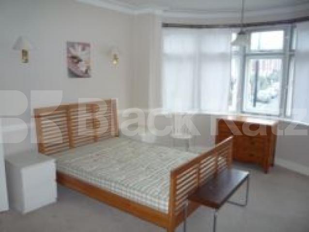 			LET!, 4 Bedroom, 1 bath, 1 reception House			 Middle Lane, CROUCH END