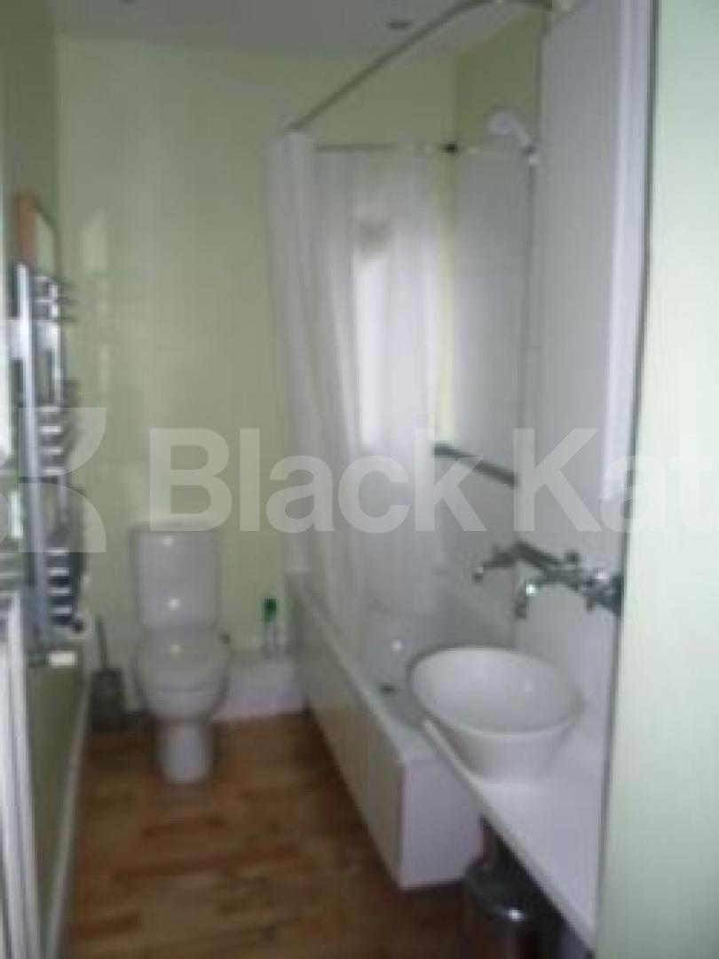 			LET!, 4 Bedroom, 1 bath, 1 reception House			 Middle Lane, CROUCH END