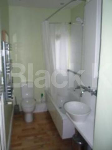 			LET!, 4 Bedroom, 1 bath, 1 reception House			 Middle Lane, CROUCH END