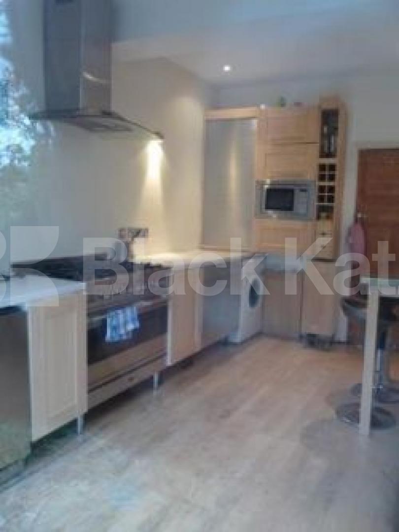 			LET!, 4 Bedroom, 1 bath, 1 reception House			 Middle Lane, CROUCH END