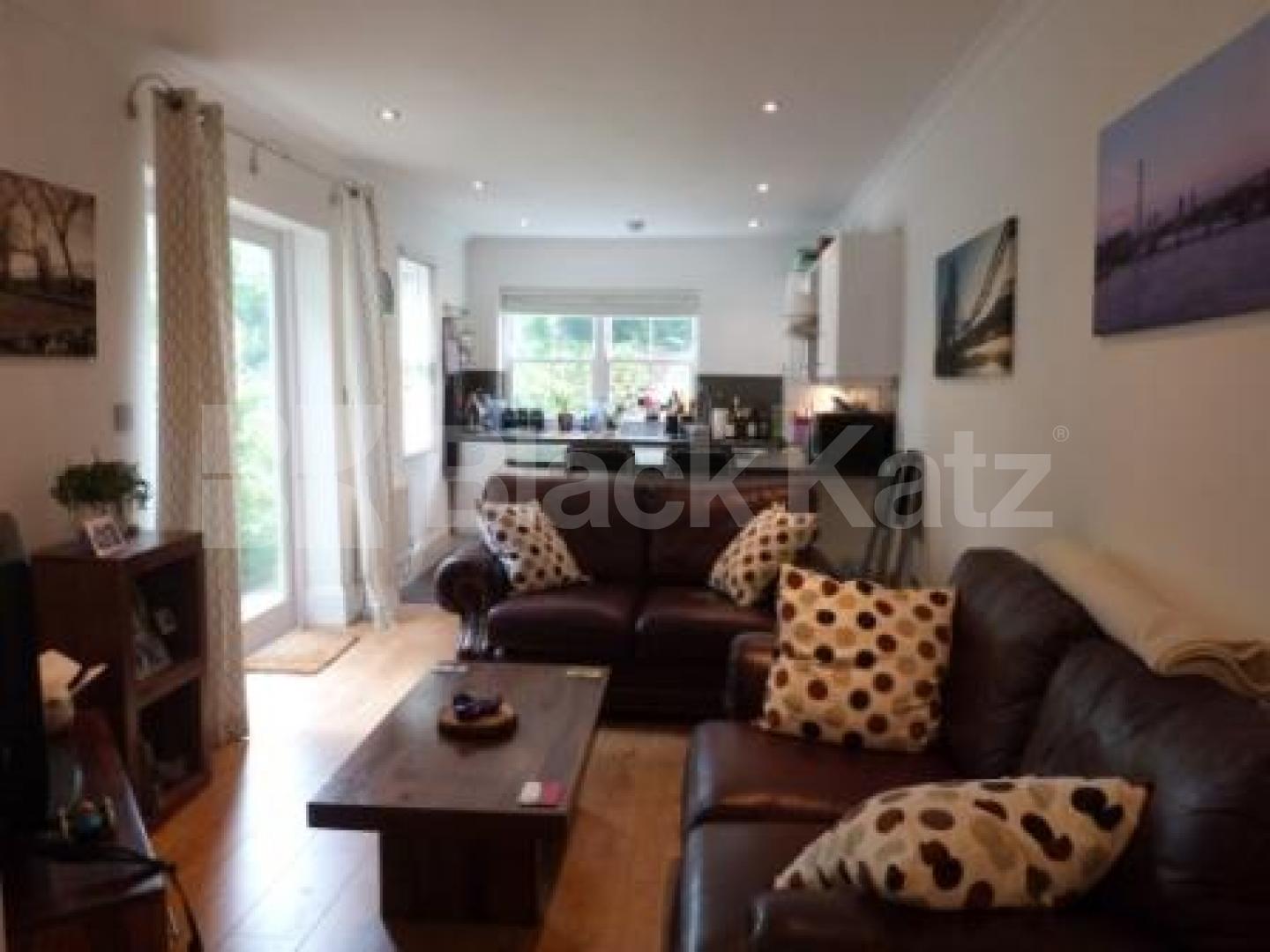 			LET AND MANAGED BY BLACK KATZ, 2 Bedroom, 1 bath, 1 reception Ground Floor Flat			 Glebe Road, Crouch End/Hornsey