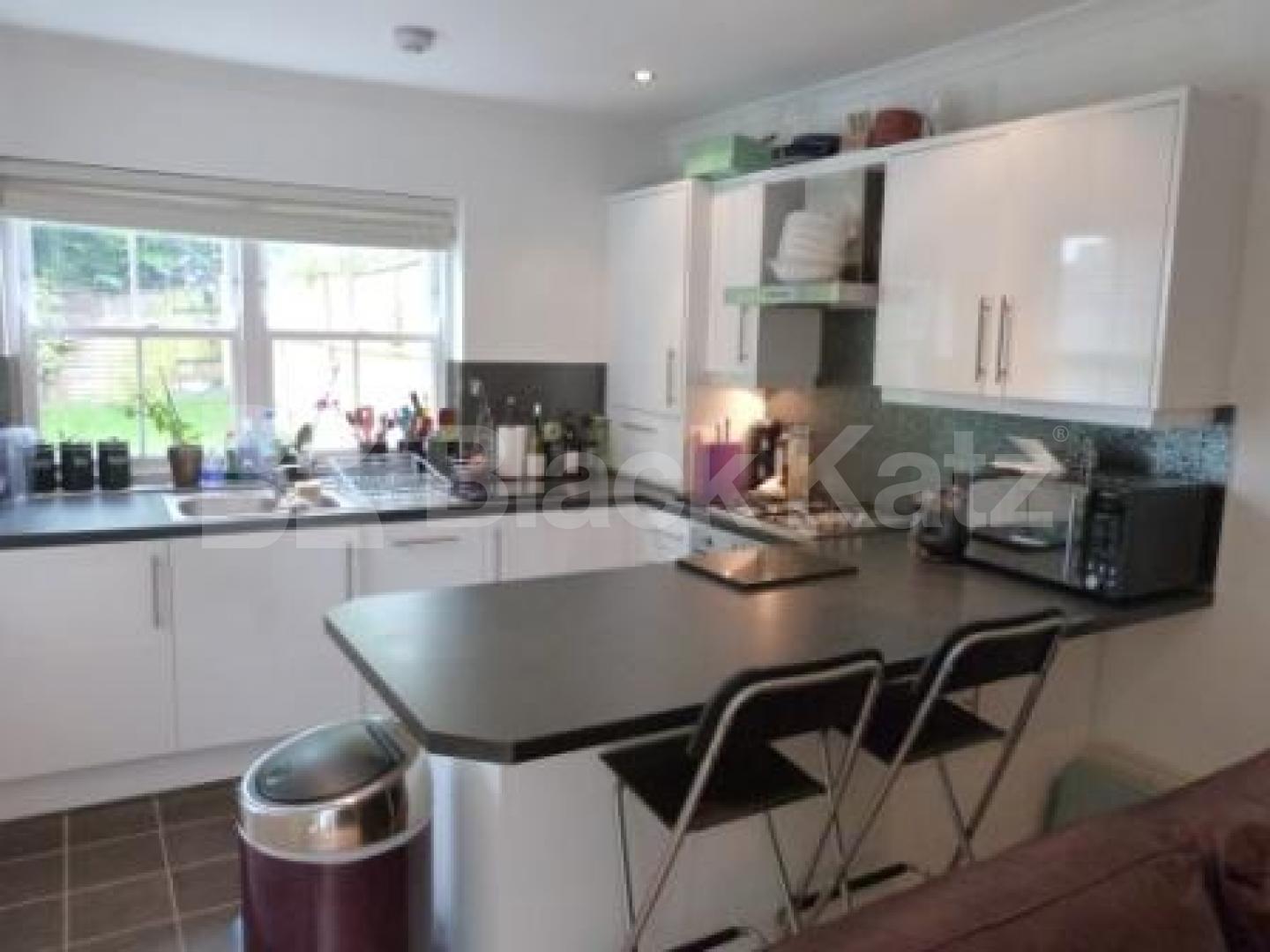 			LET AND MANAGED BY BLACK KATZ, 2 Bedroom, 1 bath, 1 reception Ground Floor Flat			 Glebe Road, Crouch End/Hornsey