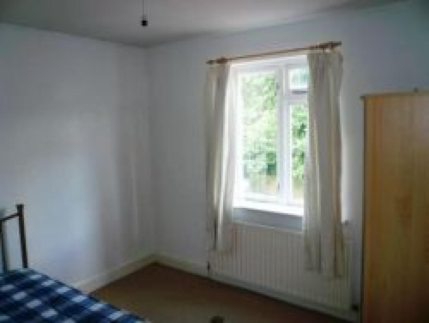 			5 Bedroom, 1 bath, 1 reception Flat			 Ebbsfleet Road, KILBURN