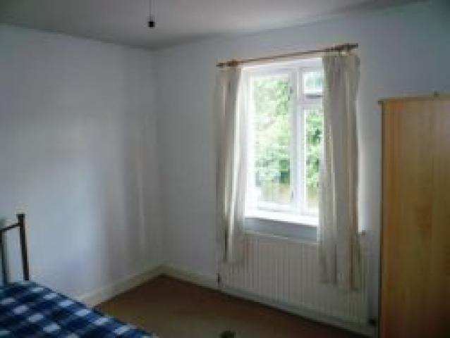 			5 Bedroom, 1 bath, 1 reception Flat			 Ebbsfleet Road, KILBURN