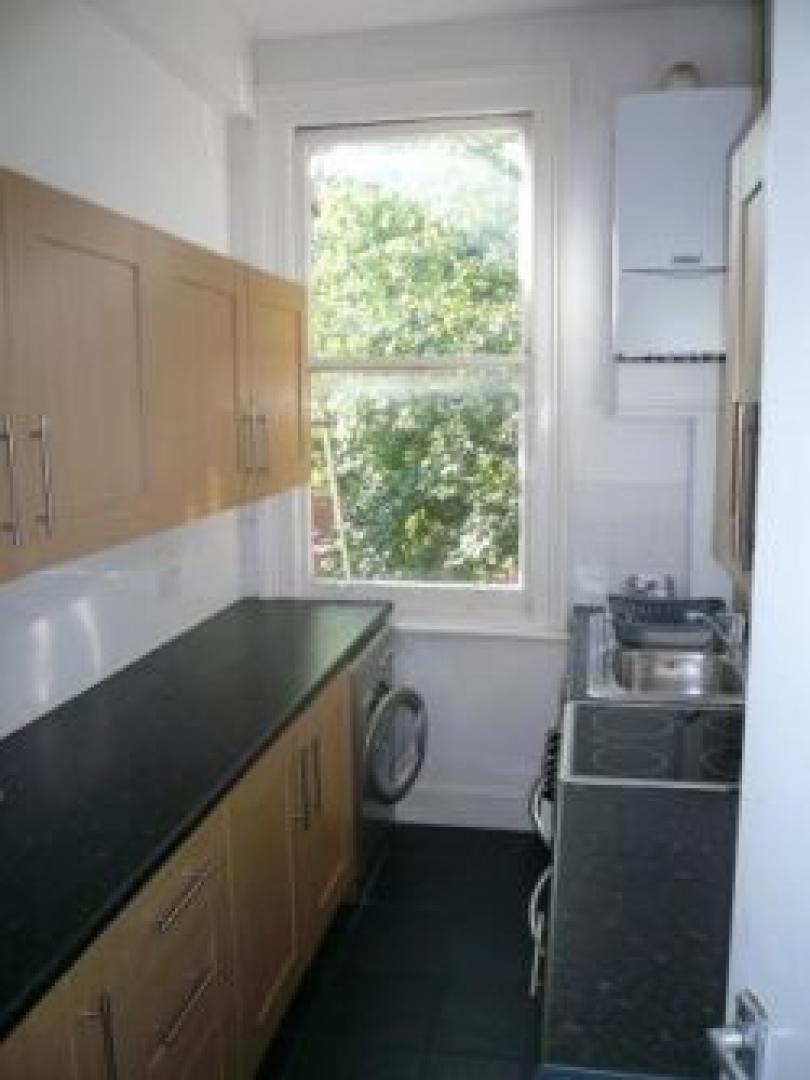 			5 Bedroom, 1 bath, 1 reception Flat			 Ebbsfleet Road, KILBURN