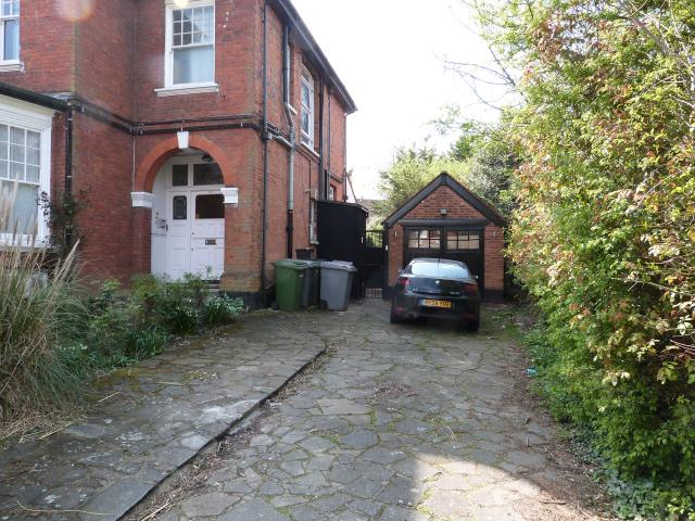 			Huge Private Garden, 1 Bedroom, 1 bath, 1 reception Flat			 Exeter Road, KILBURN/MAPESBURY