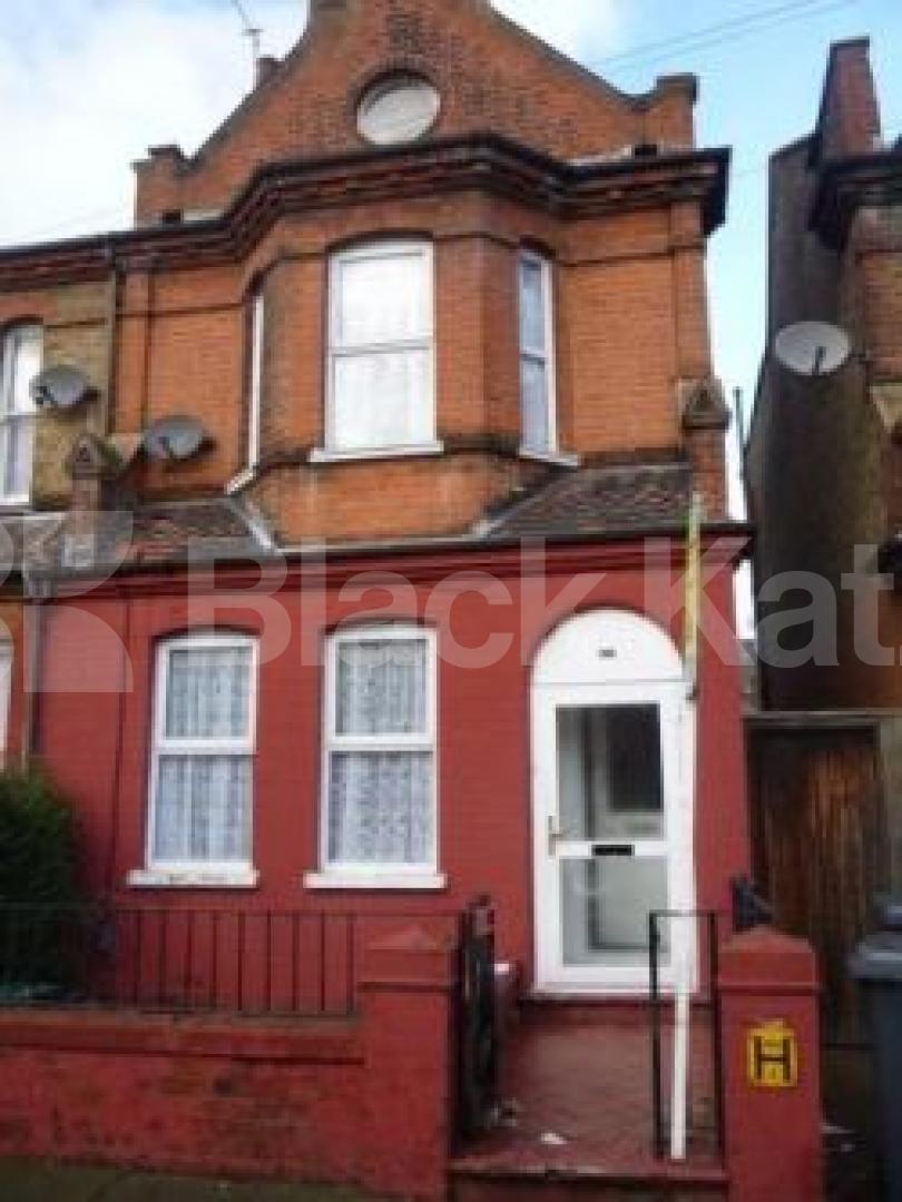			4 Bedroom, 1 bath, 1 reception House			 Lymington Avenue, WOOD GREEN